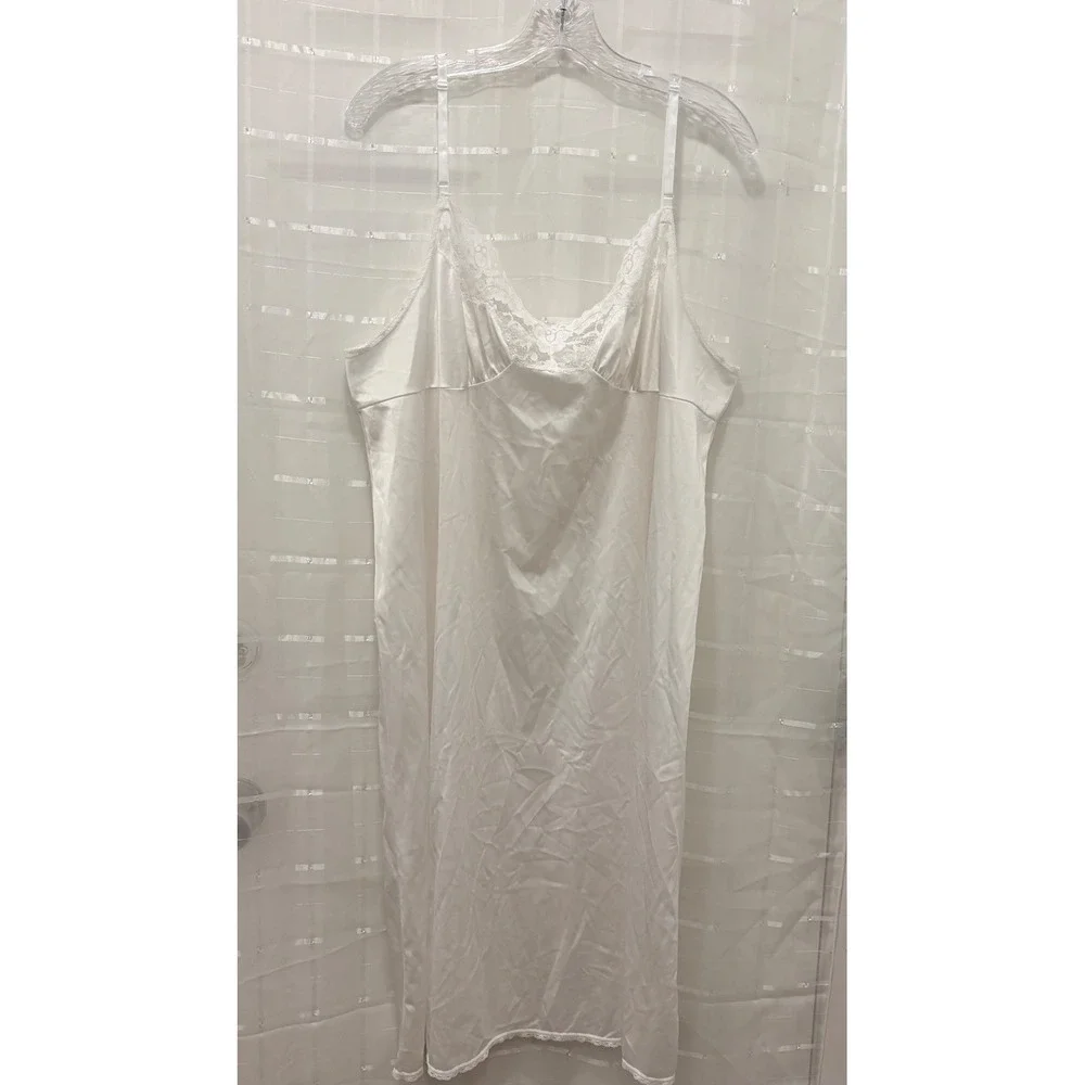 Vassarette White Nylon Full Slip Lace Trim Adjustable Strap Style 10-805 Size 28